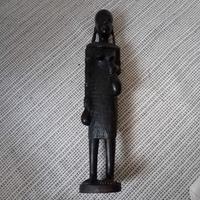 Statuina africana di donna