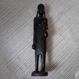 Statuina africana di donna