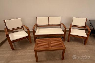 Divanetto con due poltroncine in legno