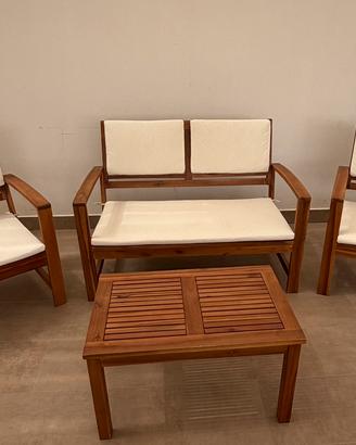 Divanetto con due poltroncine in legno