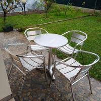 Tavoli e sedie da giardino.