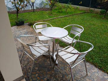 Tavoli e sedie da giardino.