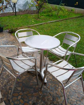 Tavoli e sedie da giardino.