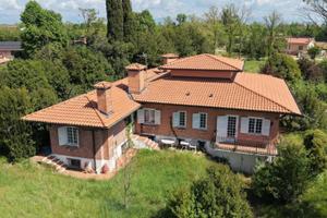 VILLA SINGOLA CIRCONDATA DAL VERDE