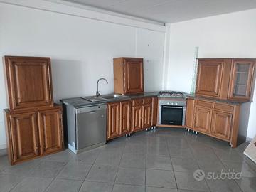 Cucina con lavastoviglie e forno