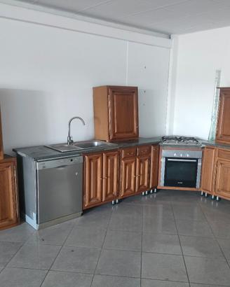 Cucina con lavastoviglie e forno