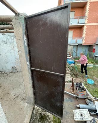 Porta in ferro per garage pollaio cantina
