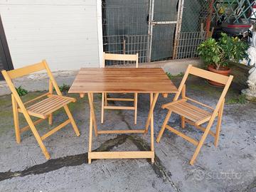 tavolo pieghevole con sedie