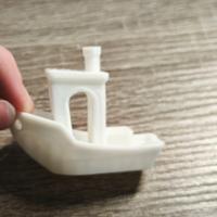 barchetta stampanta in 3d di colore bianco