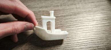 barchetta stampanta in 3d di colore bianco