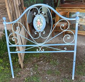 Letto stile vintage, metallo grigio, fiore, arredo