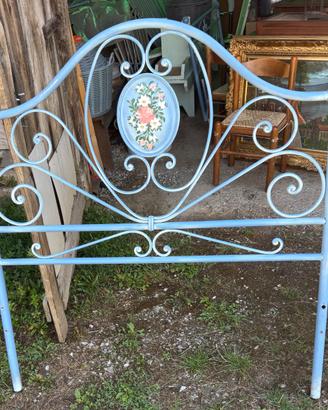 Letto stile vintage, metallo grigio, fiore, arredo