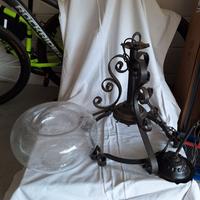 Lampadario in ferro con boccia di vetro