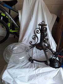 Lampadario in ferro con boccia di vetro