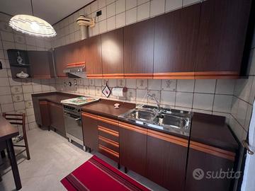 Cucina con tavolo
