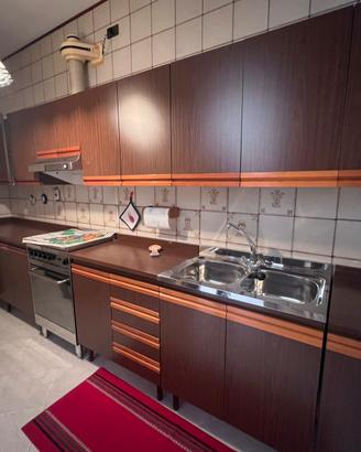 Cucina con tavolo