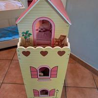 Casa delle bambole in legno