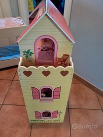 Casa delle bambole in legno