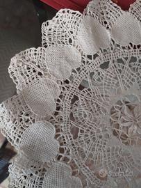 centrini di vario tipo e decori ( più di 30), €10