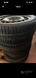 Cerchi con gomme per auto