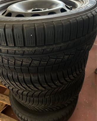 Cerchi con gomme per auto