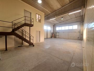 Capannone industriale con uffici e piazzale estern