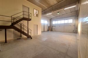 Capannone industriale con uffici e piazzale estern