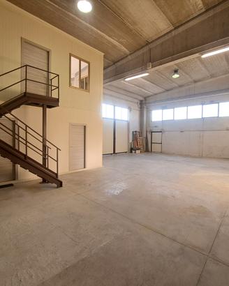 Capannone industriale con uffici e piazzale estern
