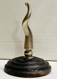 Antico corno fermacarte scaramantico.