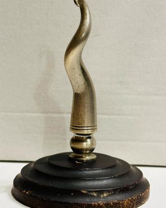 Antico corno fermacarte scaramantico.