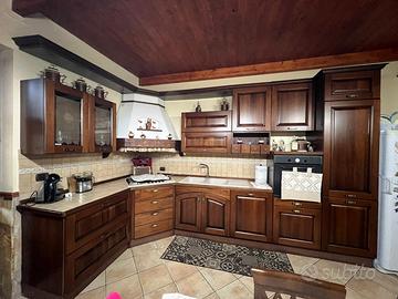 Cucina angolare in legno