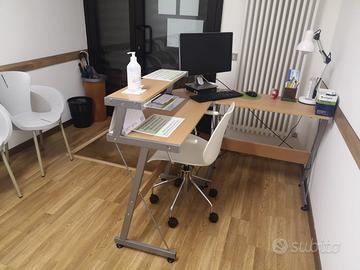 scrivania studio con desk