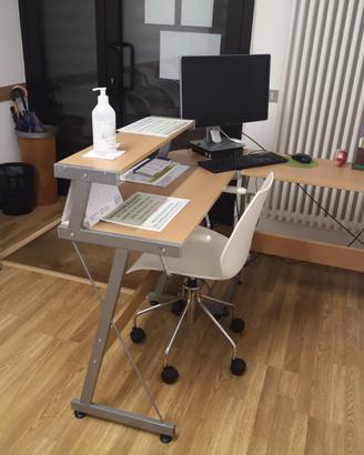 scrivania studio con desk
