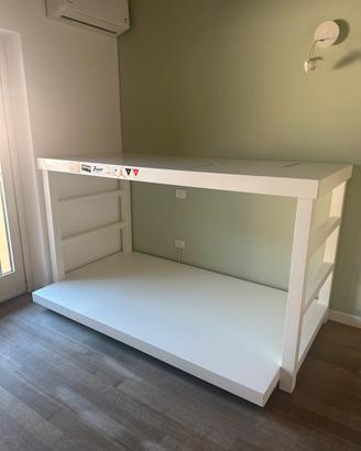 Struttura letto a soppalco con scaletta integrata