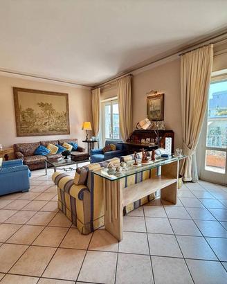 Appartamento di 160 m² con più di 5 locali a Catan