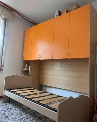 Cameretta com armadio a ponte e letto singolo.