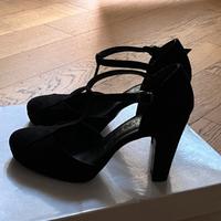 Decolletè con cinturino a T