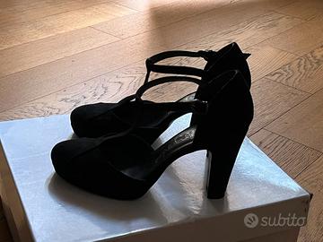 Decolletè con cinturino a T