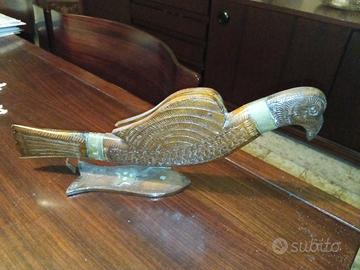 antica scultura in legno con coltello 