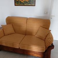 divano con struttura in legno