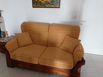 divano con struttura in legno