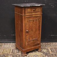 Comodino apribile in legno con ripiano in marmo
