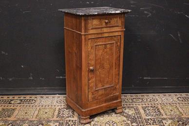 Comodino apribile in legno con ripiano in marmo