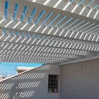 Struttura in legno con doghe frangisole