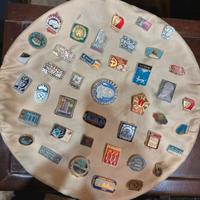 Cappelli con pins sovietiche comuniste