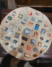 Cappelli con pins sovietiche comuniste