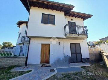 VILLA A SCHIERA A CALCATA