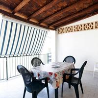 Primo piano con terrazza vista mare