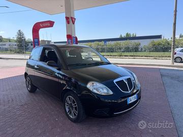 Lancia Ypsilon 1.3 MJT 75 CV Versus