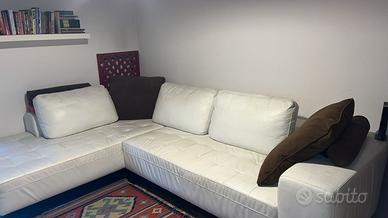 Divano marca Semeraro in pelle bianco
